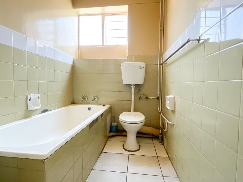 Modern 1-Bedroom Apartment with Private Balcony – Perfect for First-Time Buyers or Investors - Photo 8