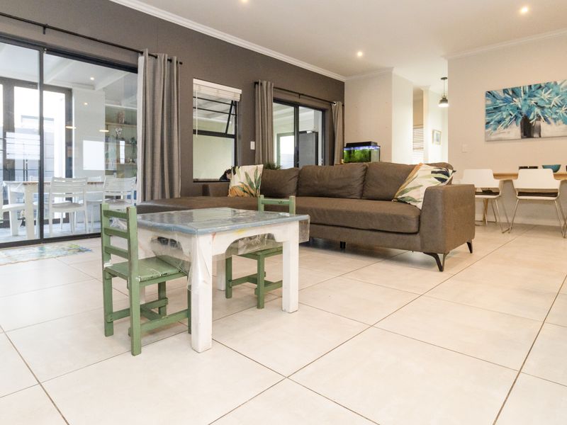 Stunning entertainers home in Sought-After Sunningdale - Photo 2