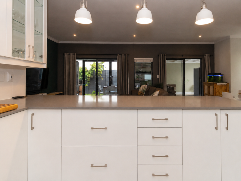 Stunning entertainers home in Sought-After Sunningdale - Photo 8
