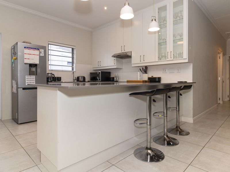 Stunning entertainers home in Sought-After Sunningdale - Photo 9
