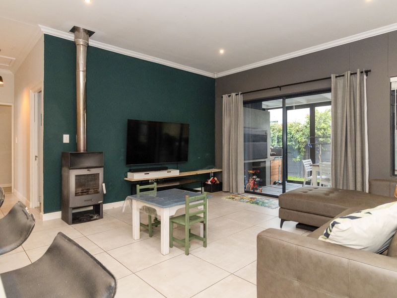 Stunning entertainers home in Sought-After Sunningdale - Photo 3