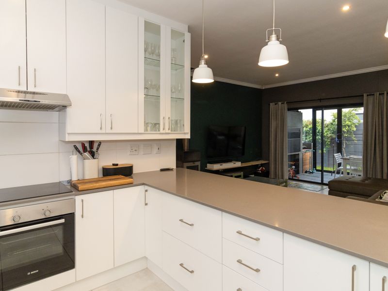 Stunning entertainers home in Sought-After Sunningdale - Photo 7