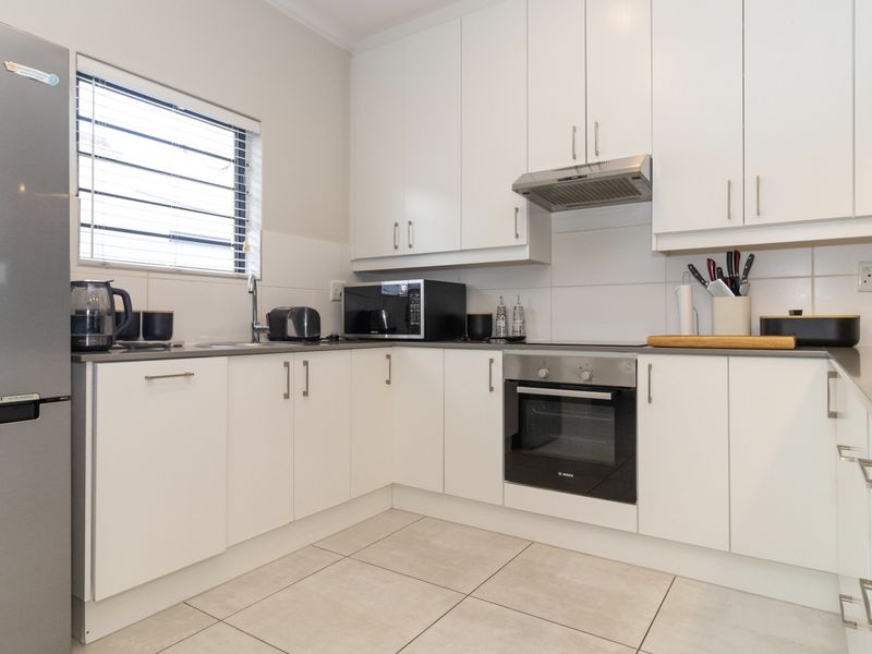 Stunning entertainers home in Sought-After Sunningdale - Photo 6