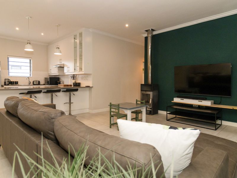 Stunning entertainers home in Sought-After Sunningdale - Photo 4