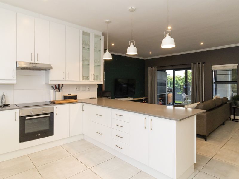 Stunning entertainers home in Sought-After Sunningdale - Photo 5