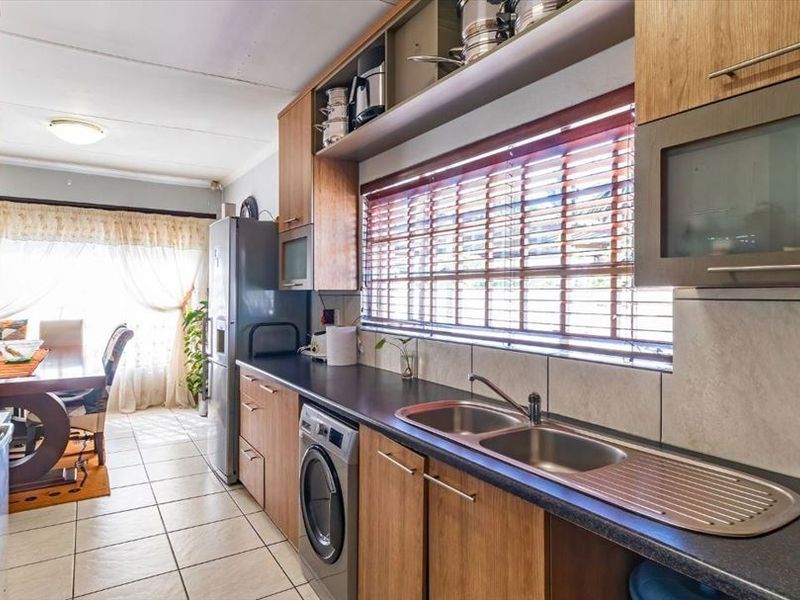 Neat 3 Bedroom 2 Bathroom Home in Kempton Park Ext 2 - Photo 10