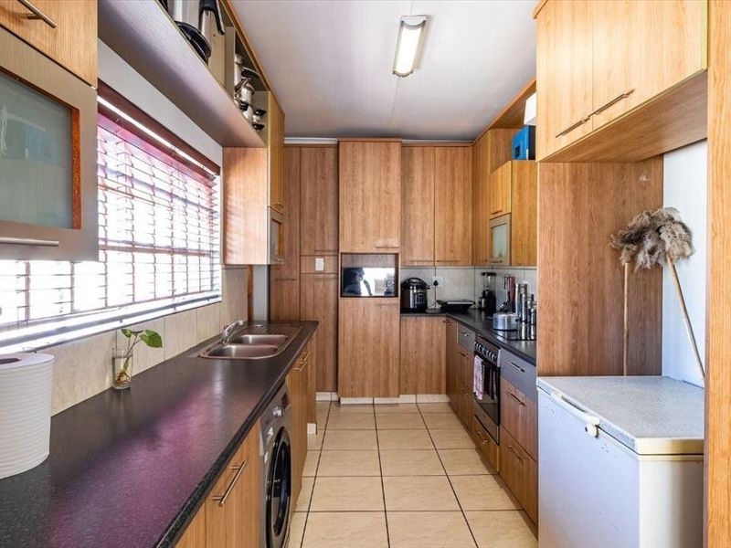 Neat 3 Bedroom 2 Bathroom Home in Kempton Park Ext 2 - Photo 9