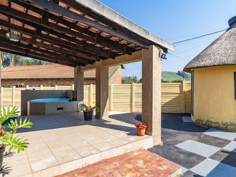 Neat 3 Bedroom 2 Bathroom Home in Kempton Park Ext 2 - Photo 4