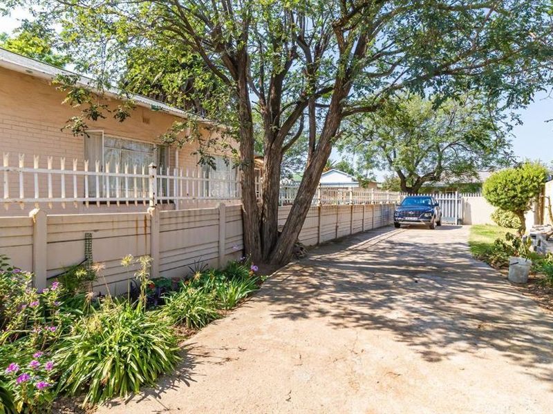 Neat 3 Bedroom 2 Bathroom Home in Kempton Park Ext 2 - Photo 5