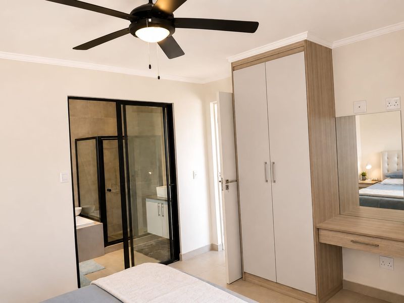 Modern 2-Bedroom Apartment with Stunning Views - Photo 4
