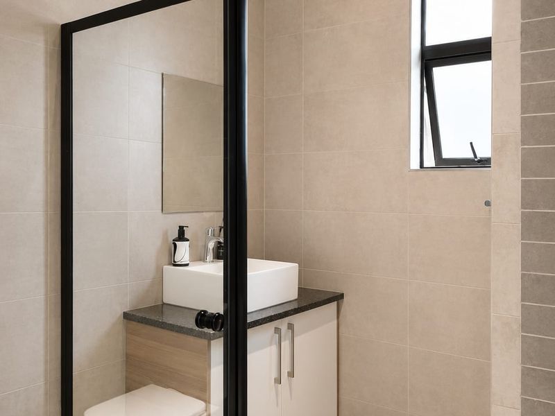 Modern 2-Bedroom Apartment with Stunning Views - Photo 7