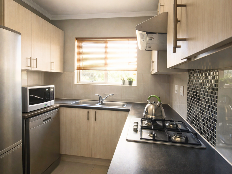 Modern 3-Bedroom Freestanding Home with Exceptional In-door Braai  & Entertainment Area - Photo 3