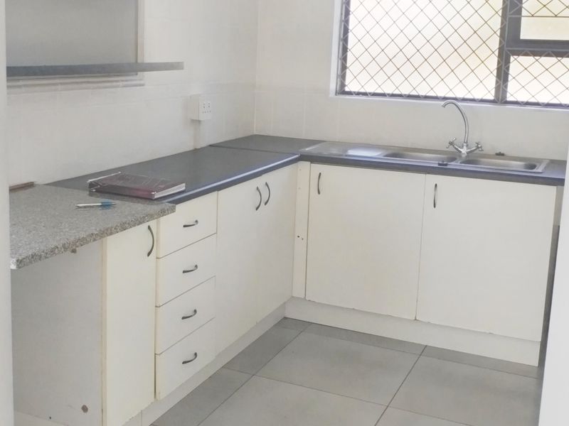 BROADWOOD  2 BED 1 BATH APARTMENT WITH PARKING FOR RENT - Photo 4