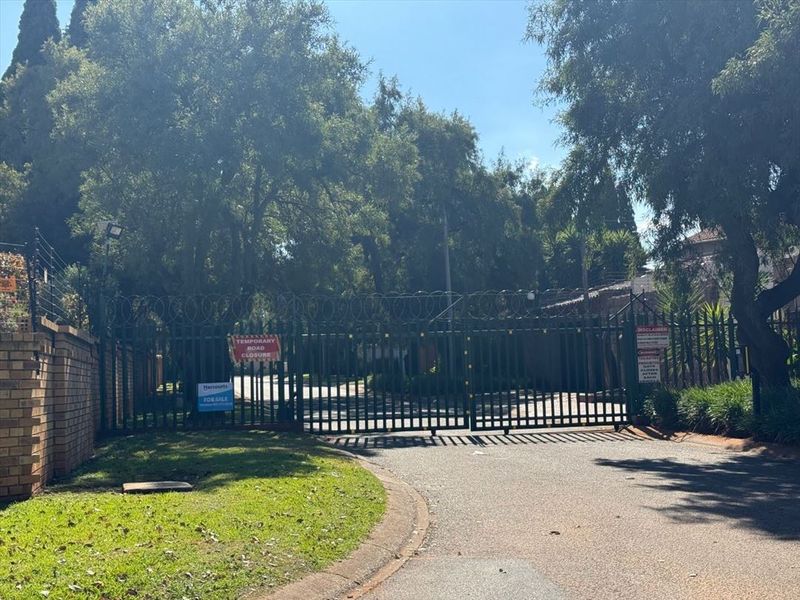 EXCLUSIVE FAMILY HOME WITH SEPARATE 2-BEDROOM FLATLET - BOKSBURGWEST - Photo 1