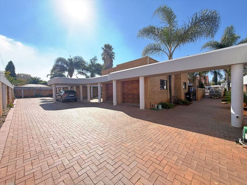 EXCLUSIVE FAMILY HOME WITH SEPARATE 2-BEDROOM FLATLET - BOKSBURGWEST - Photo 3