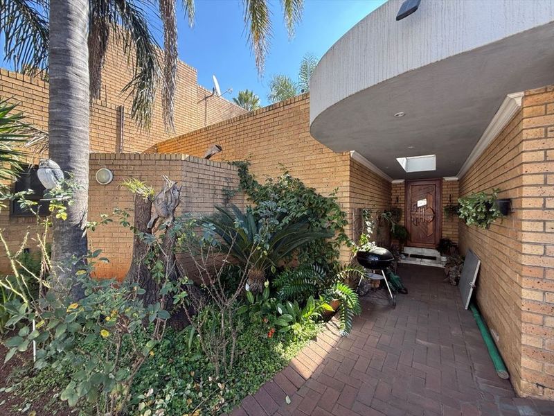 EXCLUSIVE FAMILY HOME WITH SEPARATE 2-BEDROOM FLATLET - BOKSBURGWEST - Photo 10