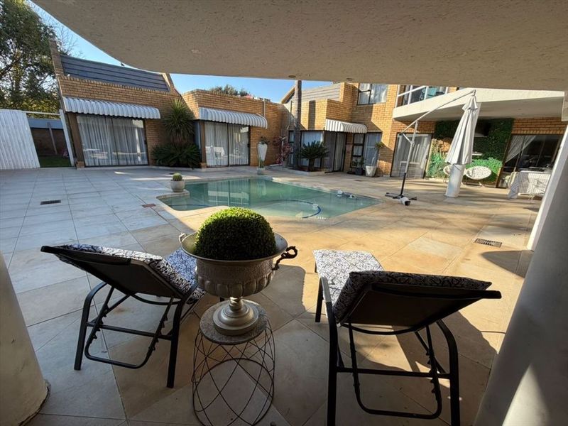 EXCLUSIVE FAMILY HOME WITH SEPARATE 2-BEDROOM FLATLET - BOKSBURGWEST - Photo 8