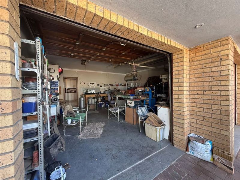 EXCLUSIVE FAMILY HOME WITH SEPARATE 2-BEDROOM FLATLET - BOKSBURGWEST - Photo 7