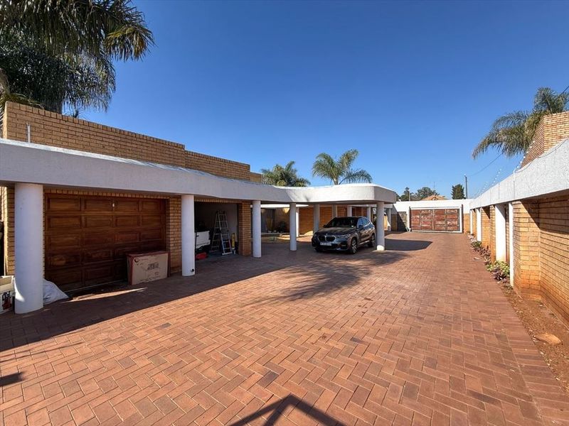 EXCLUSIVE FAMILY HOME WITH SEPARATE 2-BEDROOM FLATLET - BOKSBURGWEST - Photo 5