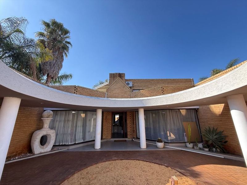EXCLUSIVE FAMILY HOME WITH SEPARATE 2-BEDROOM FLATLET - BOKSBURGWEST - Photo 2