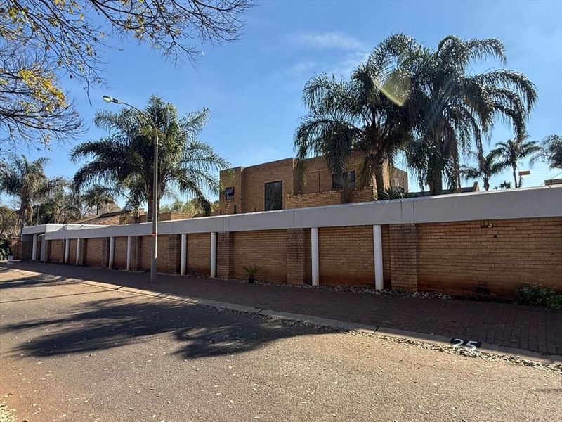 EXCLUSIVE FAMILY HOME WITH SEPARATE 2-BEDROOM FLATLET - BOKSBURGWEST - Photo 4
