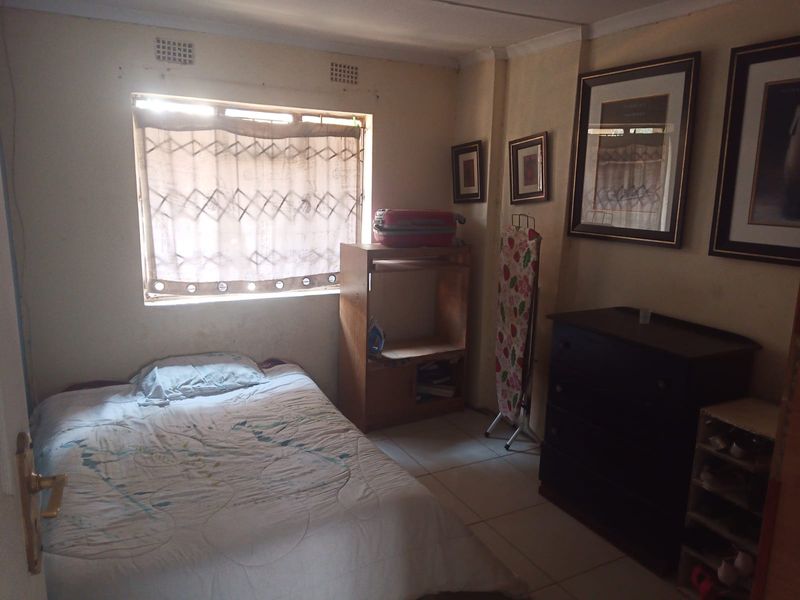 FOUR BIG BEDROOM TWO-BATHROOM HOUSE - Photo 10