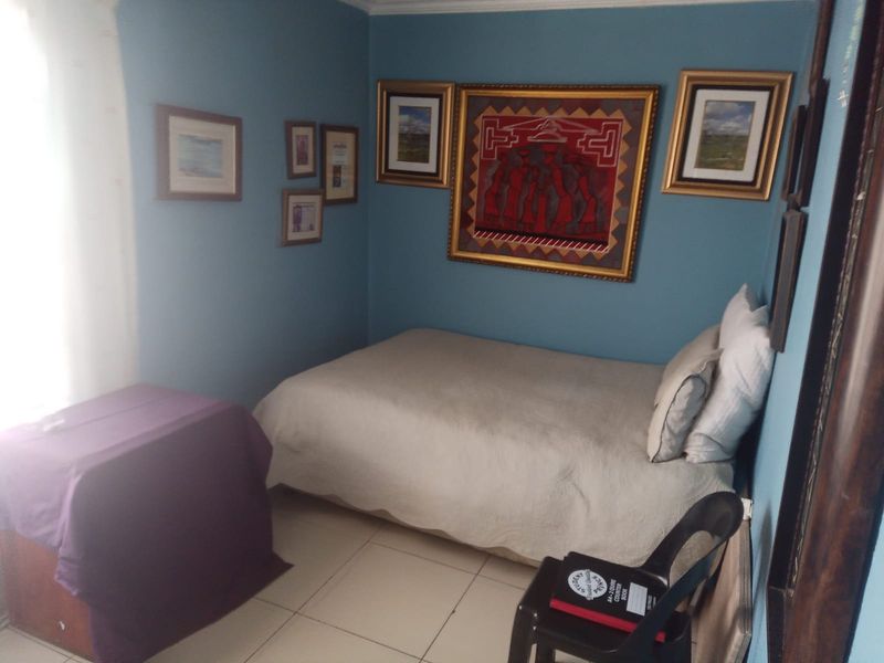 FOUR BIG BEDROOM TWO-BATHROOM HOUSE - Photo 9