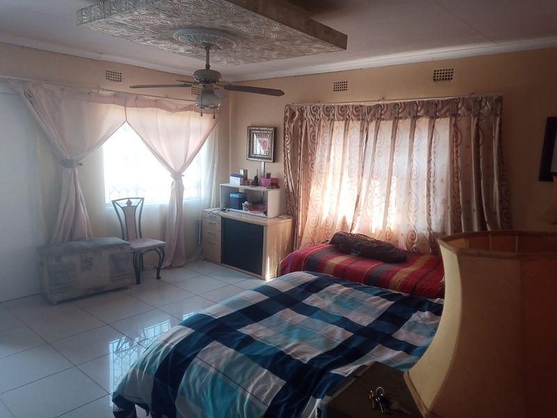 FOUR BIG BEDROOM TWO-BATHROOM HOUSE - Photo 8