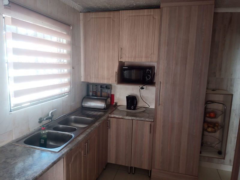 FOUR BIG BEDROOM TWO-BATHROOM HOUSE - Photo 3
