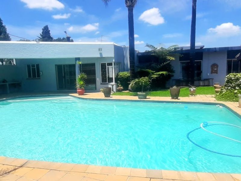 Executive Home with luxury flatlet - Birchleigh Kempton Park - Photo 3