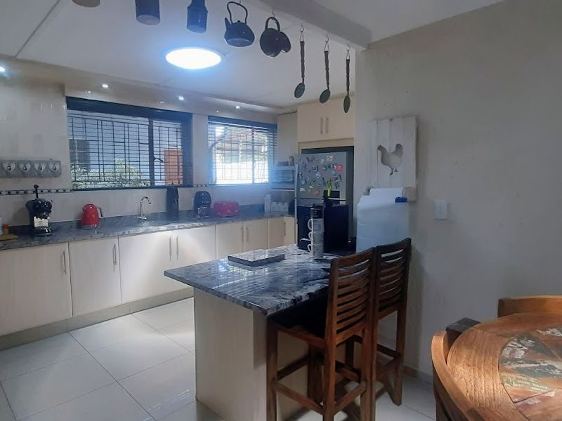 Executive Home with luxury flatlet - Birchleigh Kempton Park - Photo 10