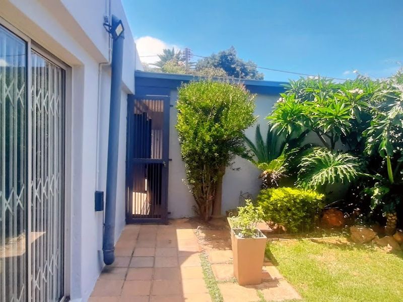 Executive Home with luxury flatlet - Birchleigh Kempton Park - Photo 6