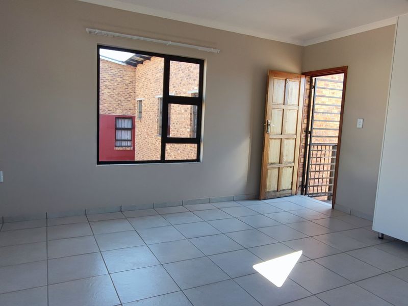 STUDIO UNIT AVAILABLE IN SMALL SECURE COMPLEX - Photo 4