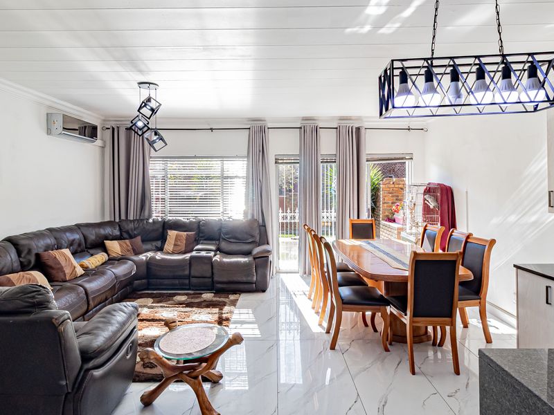 3 bedroom 4 bathroom Pet-Friendly Double Storey Townhouse For Sale in Brackendowns, Alberton - Photo 1