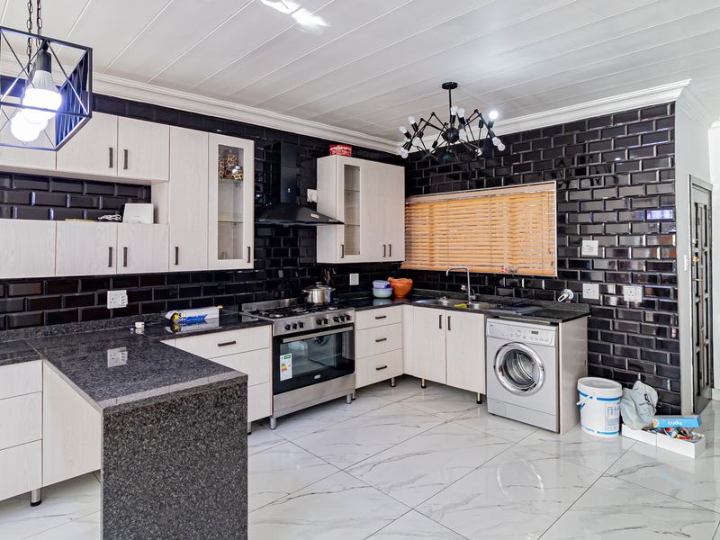 3 bedroom 4 bathroom Pet-Friendly Double Storey Townhouse For Sale in Brackendowns, Alberton - Photo 4
