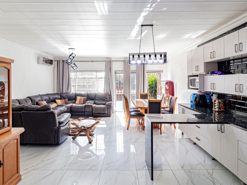 3 bedroom 4 bathroom Pet-Friendly Double Storey Townhouse For Sale in Brackendowns, Alberton - Photo 7