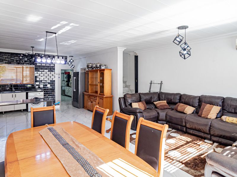 3 bedroom 4 bathroom Pet-Friendly Double Storey Townhouse For Sale in Brackendowns, Alberton - Photo 5