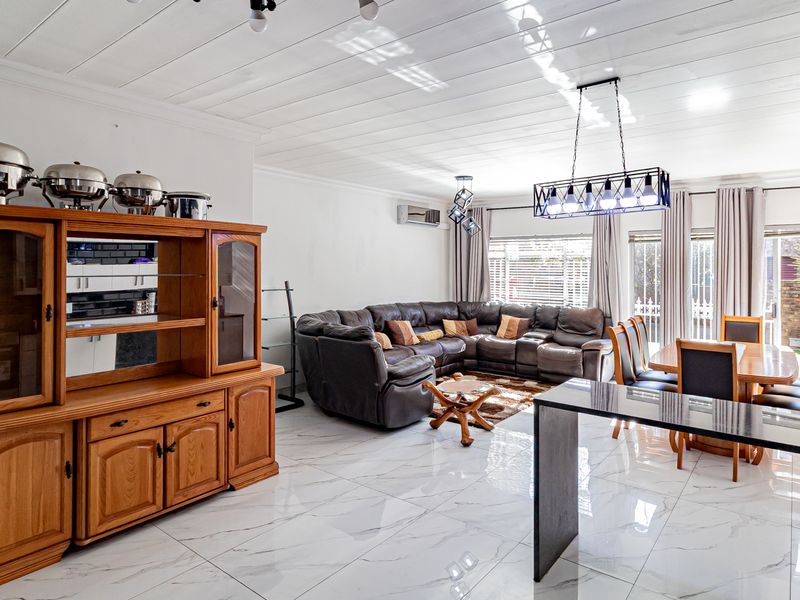 3 bedroom 4 bathroom Pet-Friendly Double Storey Townhouse For Sale in Brackendowns, Alberton - Photo 3
