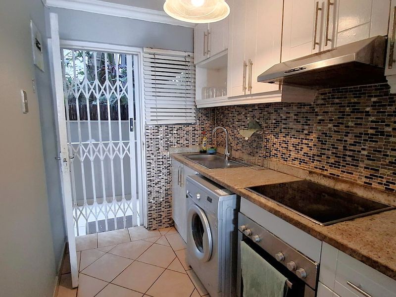 Beachfront Living - 2 Bedroom apartment - Photo 9