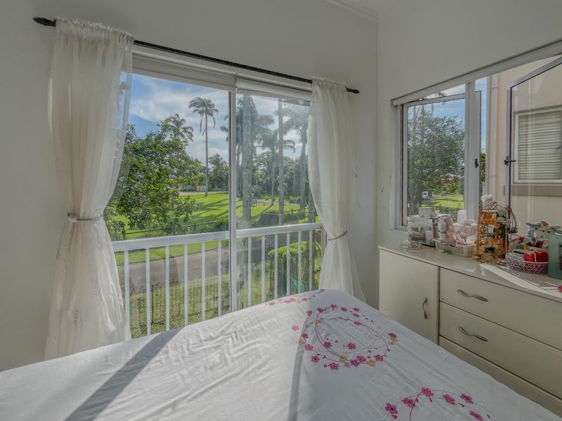 Park-Facing 2 Bed Apartment in Secure Manor Estates - Photo 7