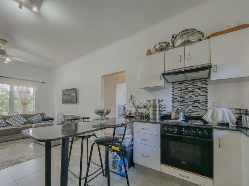 Park-Facing 2 Bed Apartment in Secure Manor Estates - Photo 5