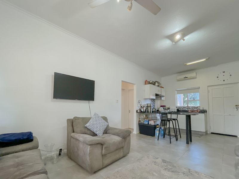Park-Facing 2 Bed Apartment in Secure Manor Estates - Photo 3