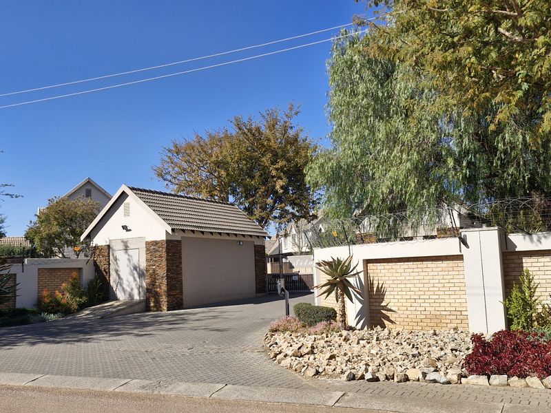 MODERN 3 BEDROOM TOWNHOUSE FOR SALE IN WILLOW PARK MANOR FOR R 1 350 000 - Photo 1