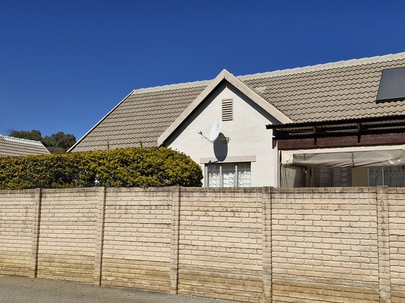 MODERN 3 BEDROOM TOWNHOUSE FOR SALE IN WILLOW PARK MANOR FOR R 1 350 000 - Photo 3