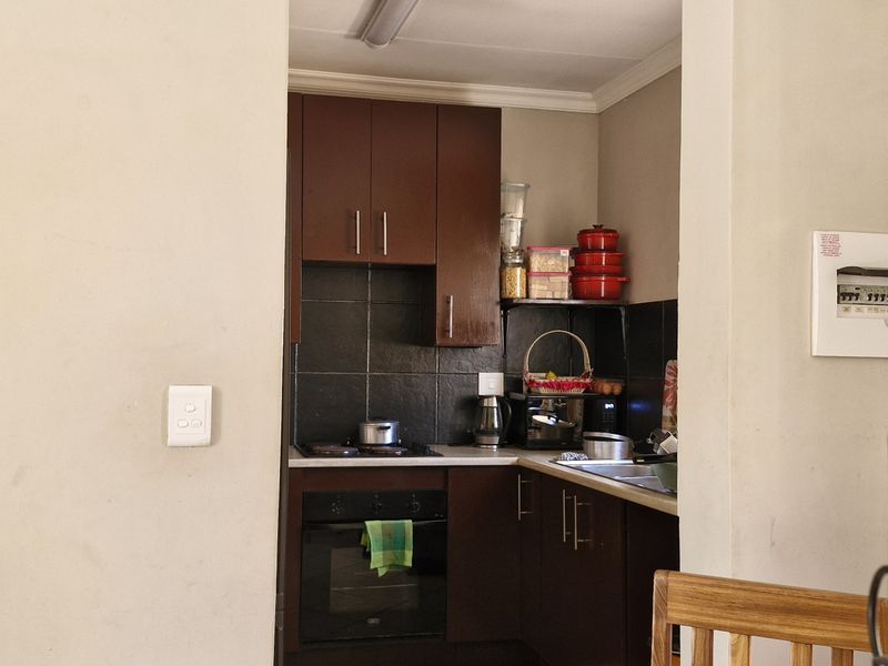 MODERN 3 BEDROOM TOWNHOUSE FOR SALE IN WILLOW PARK MANOR FOR R 1 350 000 - Photo 8