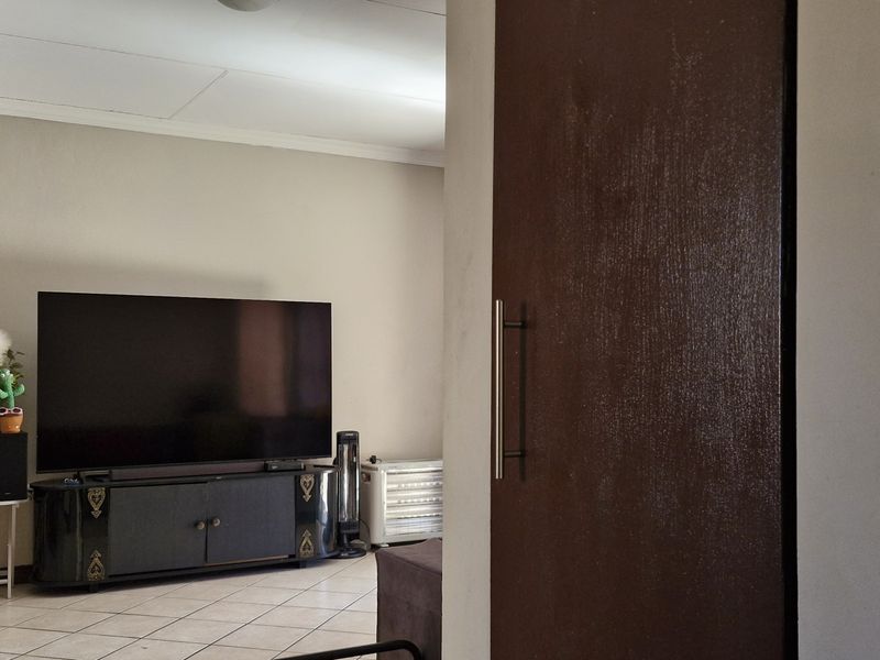 MODERN 3 BEDROOM TOWNHOUSE FOR SALE IN WILLOW PARK MANOR FOR R 1 350 000 - Photo 6