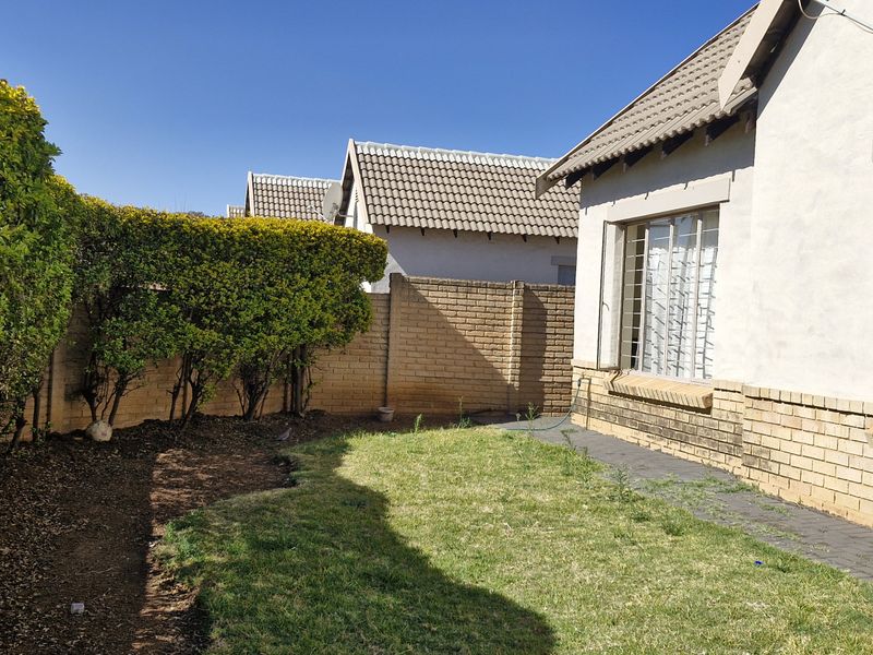 MODERN 3 BEDROOM TOWNHOUSE FOR SALE IN WILLOW PARK MANOR FOR R 1 350 000 - Photo 4