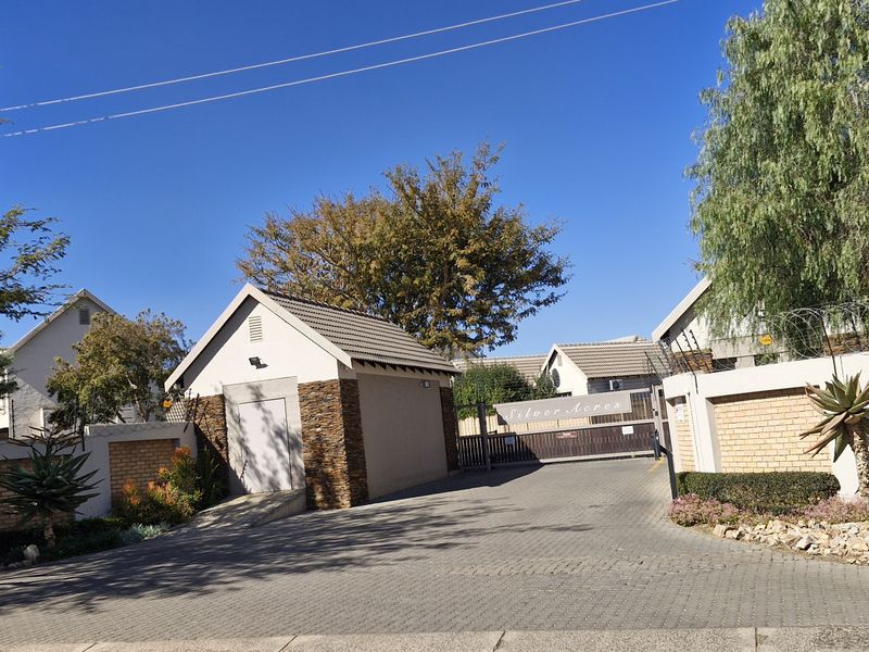 MODERN 3 BEDROOM TOWNHOUSE FOR SALE IN WILLOW PARK MANOR FOR R 1 350 000 - Photo 2