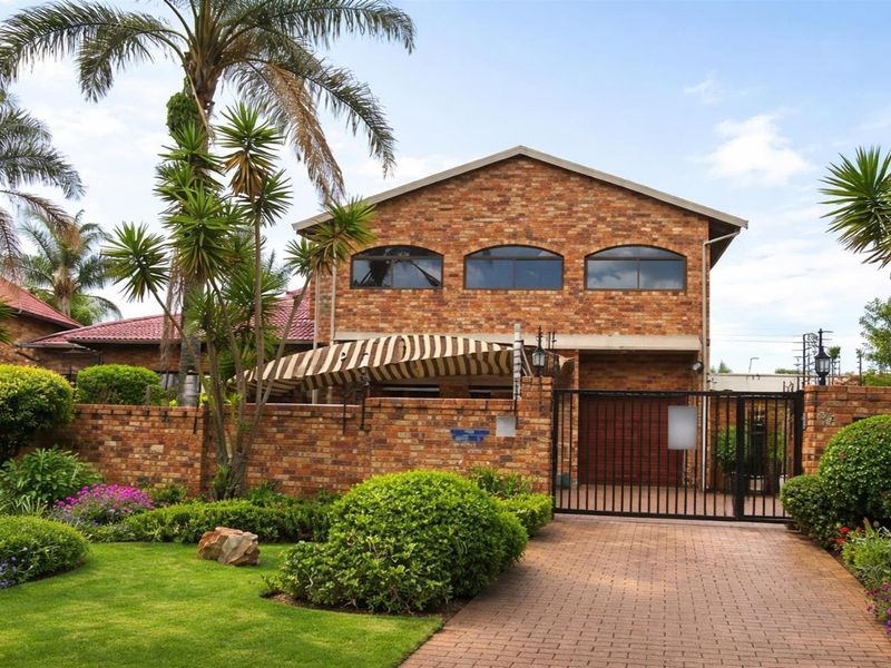 Spacious 5-Bedroom Family Sanctuary with Stunning Views in Winchester Hills! - Photo 1