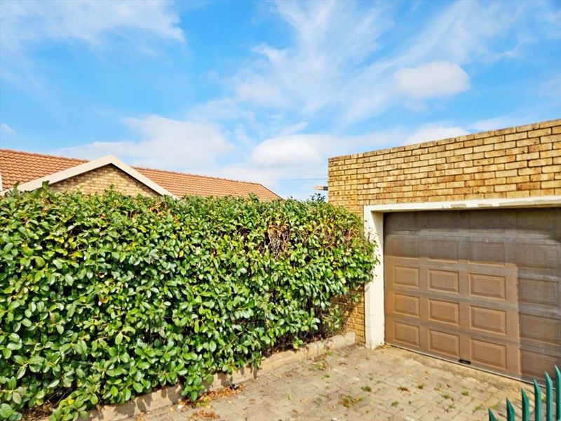 Spacious 3-Bedroom Townhouse – Move-In Ready! - Photo 2
